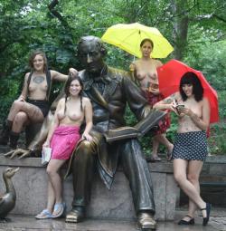 goodproblemtohave:4 girls, 1 statue [4]Found this gem here