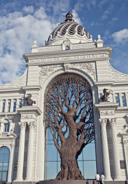 boredpanda:    Giant Iron Tree Built In Russia’s Ministry Of Agriculture To Cast Shadow Over Archway  