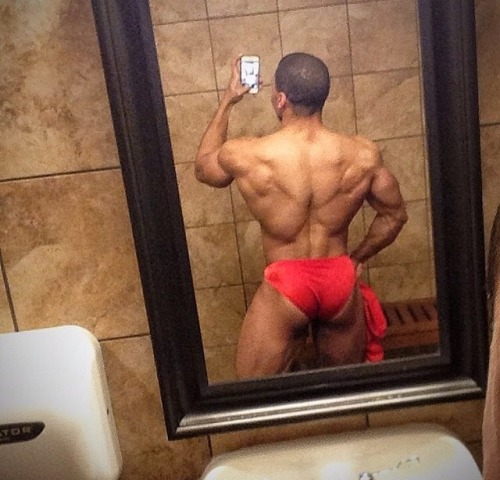 eigoobterces:  malethotsexposedd:  Bodybuilder 👅   #porn  mmm