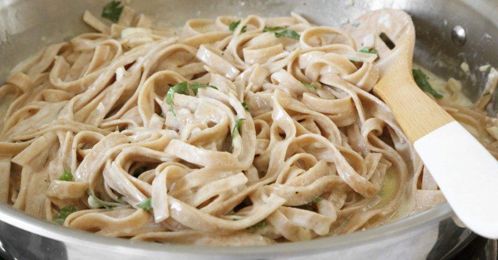 This #OnePot #FettuccineAlfredo from @damn_delicious&rsquo;s new cookbook is