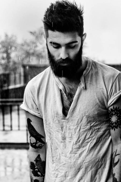 wesingofsorrow:  thechapterfourblog:  Eòin continues to approve of Chris John Millington. I bet he’s the best kisser in the world.  Love me