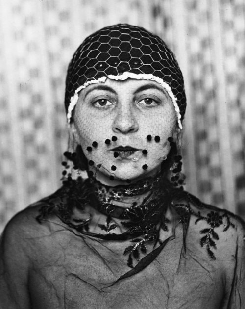 Gertrud Arndt, self portraits, “Maskenportraits”, 1930sMal schlägt sie verschämt die Aug