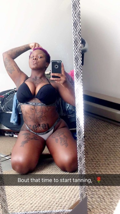 insecure-beautyy:  It’s tanning season ☀️☺️