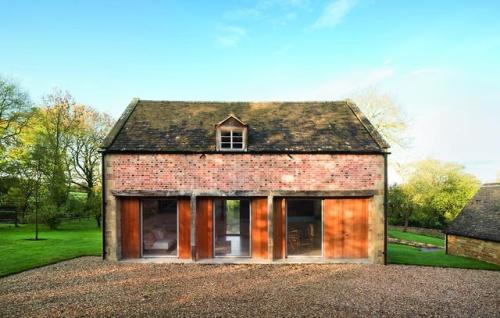 Dezain Net ジョン ポーソンが手がけたイギリス コッツウォルズの農村に建てられた小屋を改修した自身のための別荘