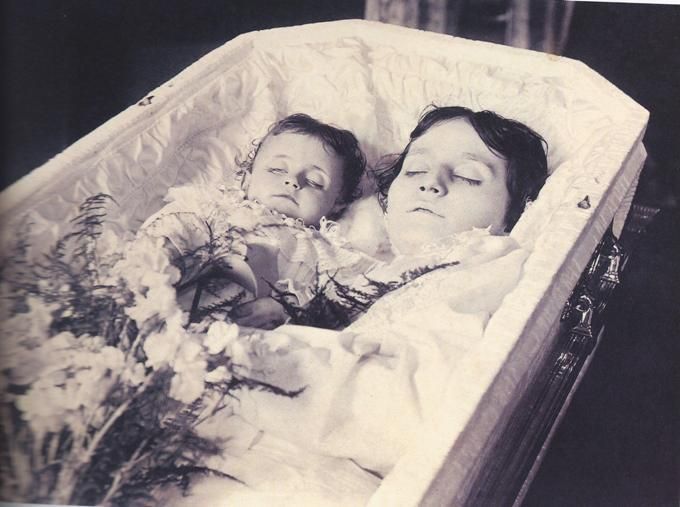 purplevintagegirl:  Dead families Pinterest &amp; The Thanathos Archive 
