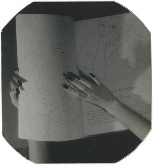 poboh:Les mains de Florette aux dessins de Matisse / Florette’s hands with drawings by Matisse, 1944