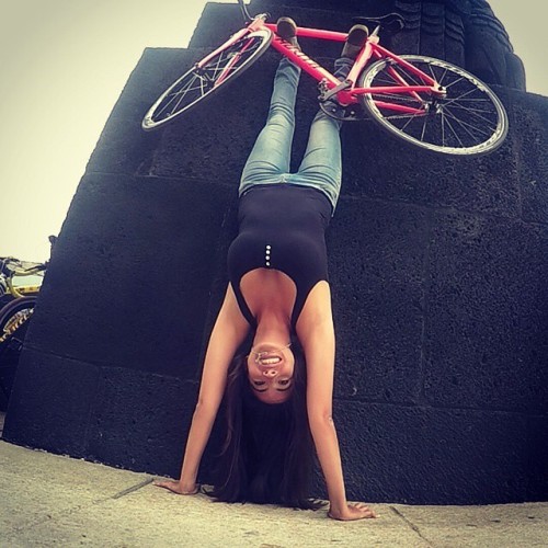 fixiegirls: Repost from @crismoraz Toma 1. Morita de cabeza!!!!! #leaderbikes #fixiegirl #fixies #me