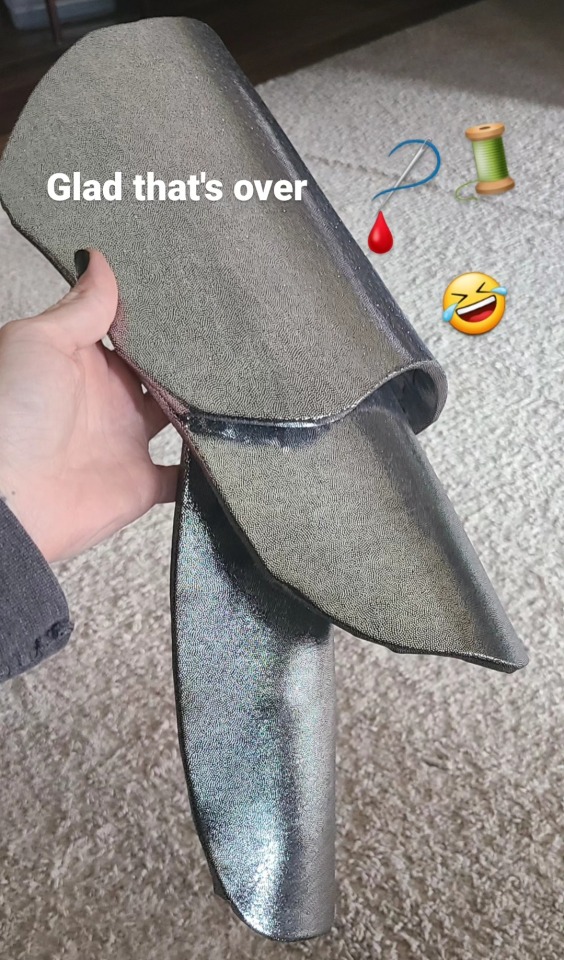 This Bandos cosplay is an ordeal 🤣
Still have to add the spikes to this, finish the hilt Swordy McSwordFace, and make my 20 