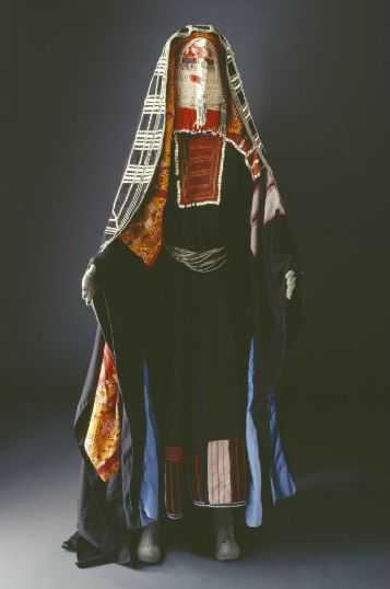 vauxvintage:Traditional costume of the Harb Tribe of Saudi Arabia