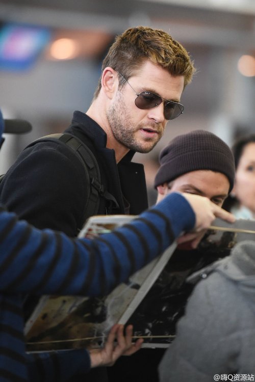 alphamusclehunks:  weepingangel0013:  Chris Hemsworth arrives at JFK Airport in NYC.(Jan 11, 2015) via 嗨Q资源站(weibo)   SEXY, LARGE and IN CHARGE. Alpha Muscle Hunks.http://alphamusclehunks.tumblr.com/archive