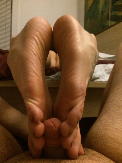 kristieyoginnyfeet:  goodrubs:  stinky stroking   Kristie yoginny has the best footjob skills! #foot