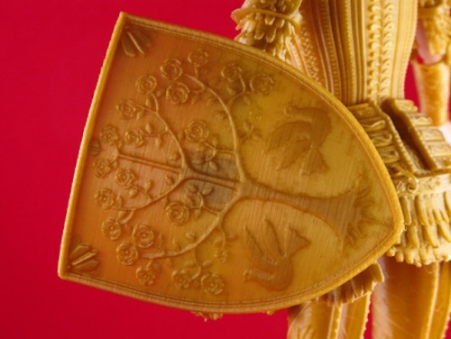 thehappysorceress:  archiemcphee:  Jim Rodda, better known as hobbyist 3D printer Zheng3, recently completed work on these awesomely elaborate Barbie-compatible 3D-printed suits of medieval armor. The project was crowdfunded through Rodda’s Faire Play