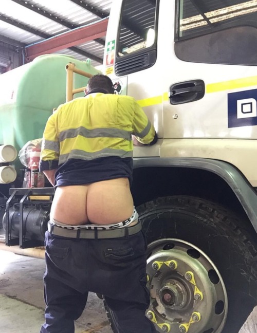 magicalwombatclodclam: boyatthecreek:Dan - our proud and hot Aussie tradie - this mate is seriously 