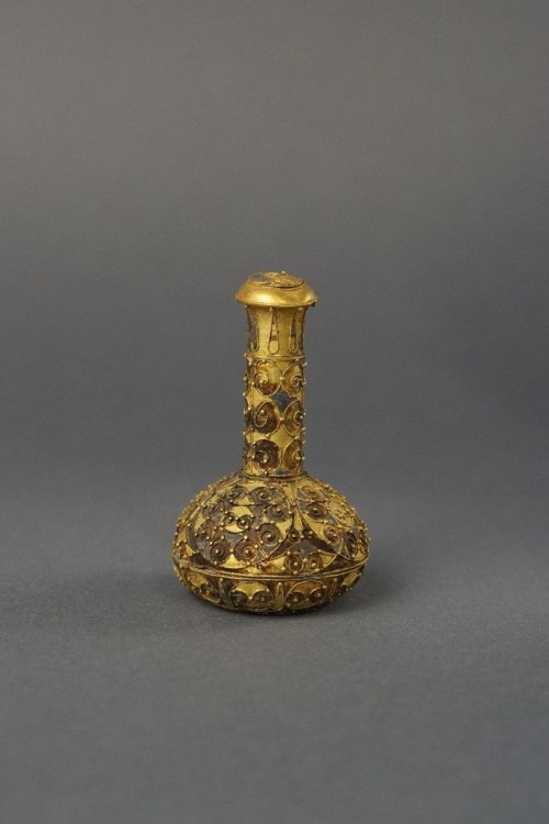 fishstickmonkey:Perfume BottleRoman, 100-200 ADGold, filigree volutes and originally filled with dar