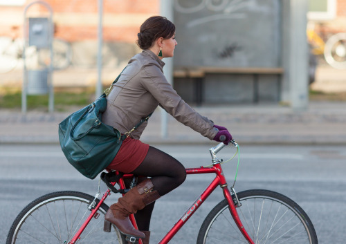 razumichin2:  Burgundy skirt, grey jacket, purple gloves, tights and red Scott bike Copenhagen Bikeh