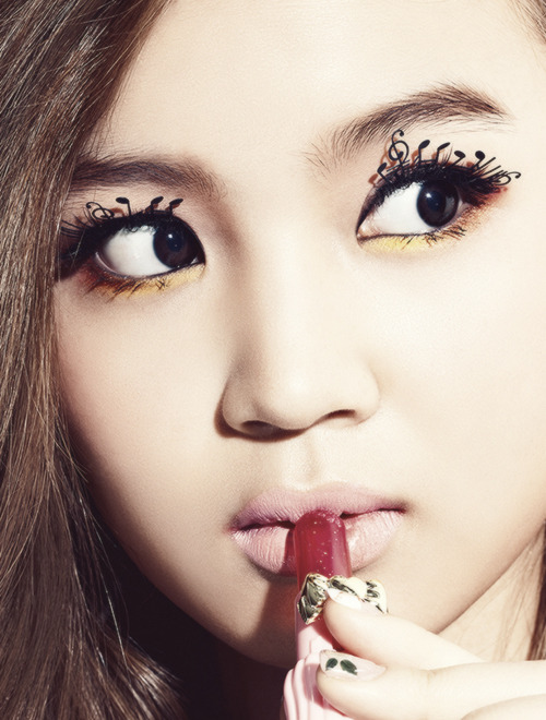 forever-2ne1-deactivated2016011:  the little musical notes on her lashes~ 
