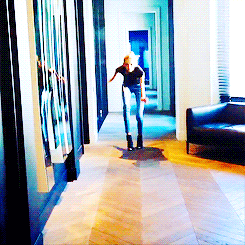 statueofthotness:molly shoutin’ eft the h8rs