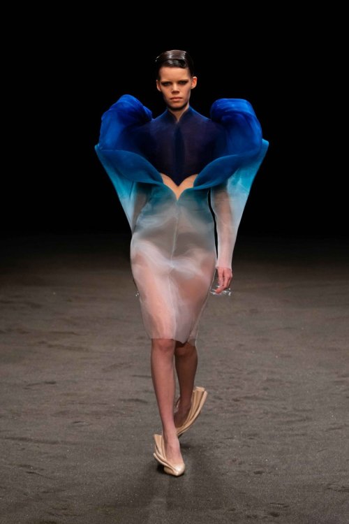 Iris van herpen SS21 ~ Roots of rebirthThis collection is so ethereal and is inspired by fungi. Its 