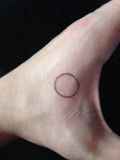 h0odrich:  I drew this on my hand on the plane last time and I heard if you can draw a perfect circle that ur crazy I’m fuckin craaaazyyyyy