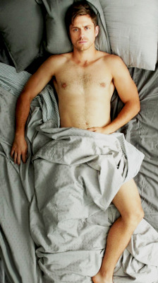 shirtlessthomas:   actor shirtless bed cute as hell