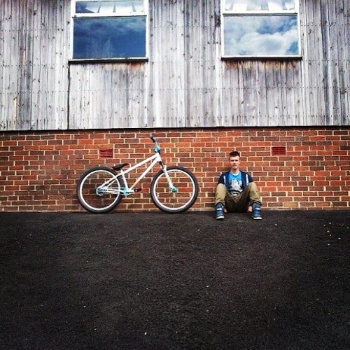 edgeunite: @hazzl10 and his bike haha edgeunite.com #dirtjump #mtb #mtblife #bmxlife #bmx #chilling 