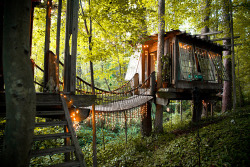 culturenlifestyle:  Beautiful Cozy Tree House Located in an Atlanta BackyardLocated in his backyard, architect and environmentalist Peter Bahouth designed a dream treehouse linked by bridges in the Atlanta forest. Symbolizing “mind,” “body,”