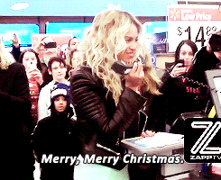 Beyoncé being the f’king cutest at Walmart (x)         
