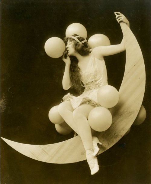 kittyinva:  Kittyinva: 1915 photo of Sybil Carmen as she appeared in the Ziegfeld Midnight Frolic. 