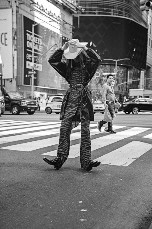 Alexia Bellini with architecture in “La Ciudad” for ELLE Brazil, November 2017. Photograph by Leo Fa