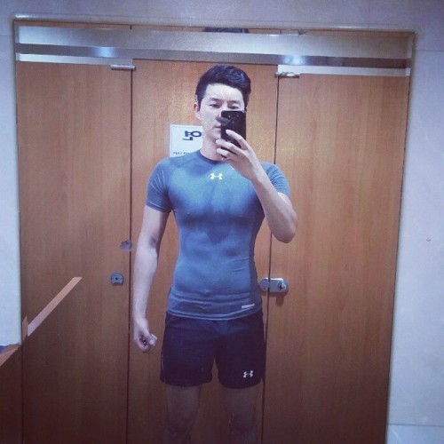 #셀스타그램 #gym #내년엔공유몸 #운동 #득근 운돈하다 셀카찍고 운동하다 퇴사하는 동료가 상담하제서 나가서 감자탕에서 소주 오늘 운동 빠빠이~ by valentinepark h