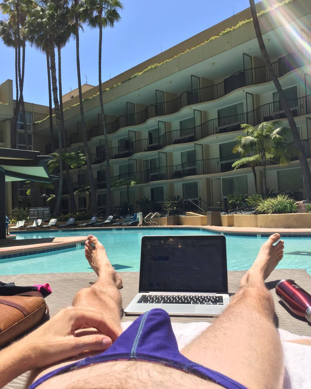 caseyjdady:I’m Lunch breakin, but Also gonna sneak in some emails, and a cool down