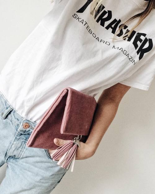 Velvet morning. #frachella #velvet #clutch #fashion #thrasher #jeans