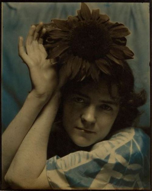 madivinecomedie: Edward Steichen. Dana Steichen Holdind sunflower to head 1920 See also