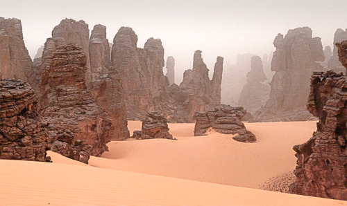 جبال أكاكوس أو تدرارت أكاكوس تقع في جنوب غرب ليبياThe Acacus Mountains or Tadrart Acacus, Locat