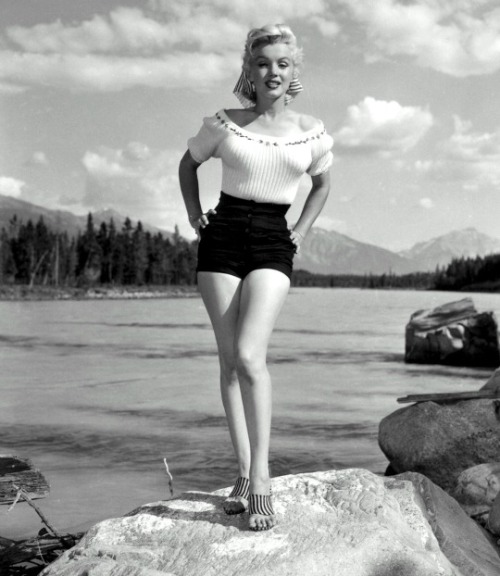 alwaysmarilynmonroe:  Marilyn by John Vachon in August 1953.