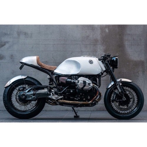 urbanmotoculture:  Today on Urbanmotoculture.com - the 5th edition of our weekly roundup. We have prepared some nice stories and videos to make your weekend:  Heinrich Maneuver, the new BMW R nineT pictured above, built by @deuscustoms - an exclusive