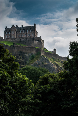 allthingseurope:  Edinburgh Castle, Scotland (by Korz 19)  WOW