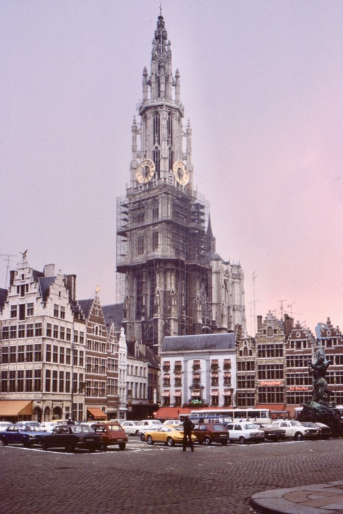 Plein gebruikt voor parkeren en kathedraal in reparatie, Antwerpen, België - Square utilisé pour le 