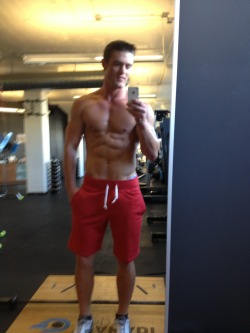 chelseabanker:  Lean gym hunk showing off 