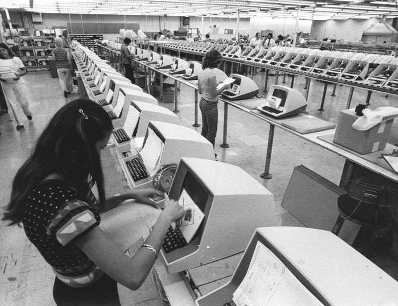 humanoidhistory:  A computer lab in Los Angeles, California, 1985. (Los Angeles Public
