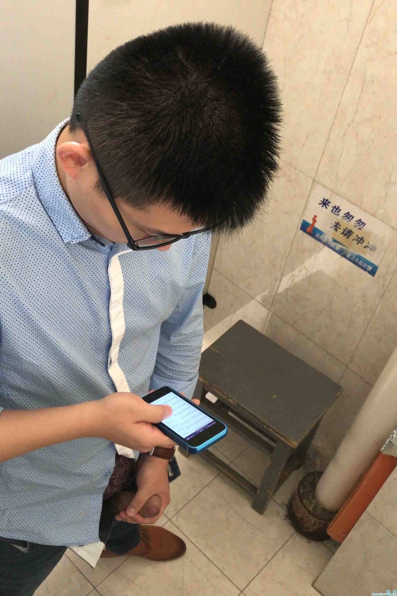 mantop106911:   【校園廁所盜攝】…  大屌帥哥陶醉自擼，發現被偷拍後一臉尷尬