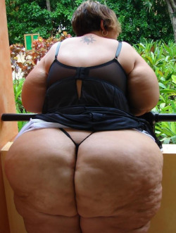 ssbbwchicklover:  Nice ass   80  inches in a tight thong…