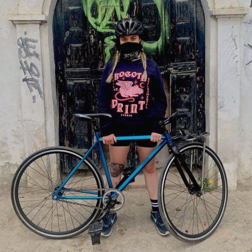 fixiegirls:Repost: • @_ratunicorn Pierna y corazón. Por: @beardbike95 #fixiegirls #2uno #bike #bog