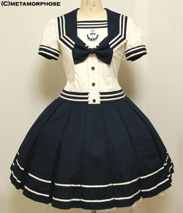 thesoftspokenheart:  maid-of-time:  d-dreamy sigh…  Oh meta why you torture me so? Does someone know it is shirred? 