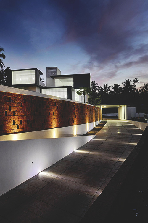 wearevanity:   Imposing, Eye-Catching And Mysterious: The Running Wall Residence