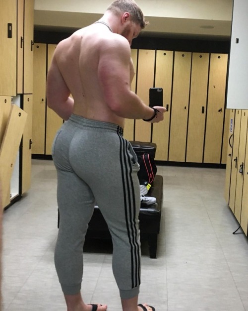 crazyforbigbottoms:  Pra você sonhar e bater uma punheta bem gostosa pensando nessas bundas masculinas super mega deliciosas! Até a língua fica salivando de desejo…