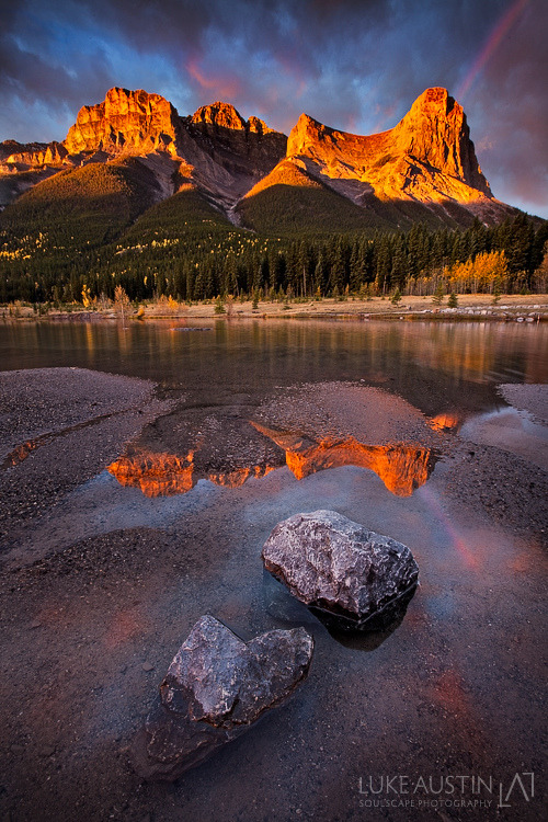 positivelynoteworthy:  Haling Peak Ablaze (via Luke Austin) 