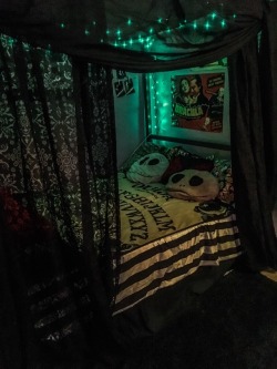 mszombi:  incendiary-lover: I moved my bed and changed up the sheets 💀 Hey, you got the same Dracula poster above your bed that I have above my bed  