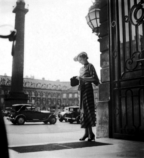 American tourist – Hôtle Ritz Place Vendôme, Paris 1920s. Collection Roger-Viollet / Lipnitzki. Foun