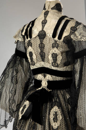 Evening dress by Henriette Favre, 1902